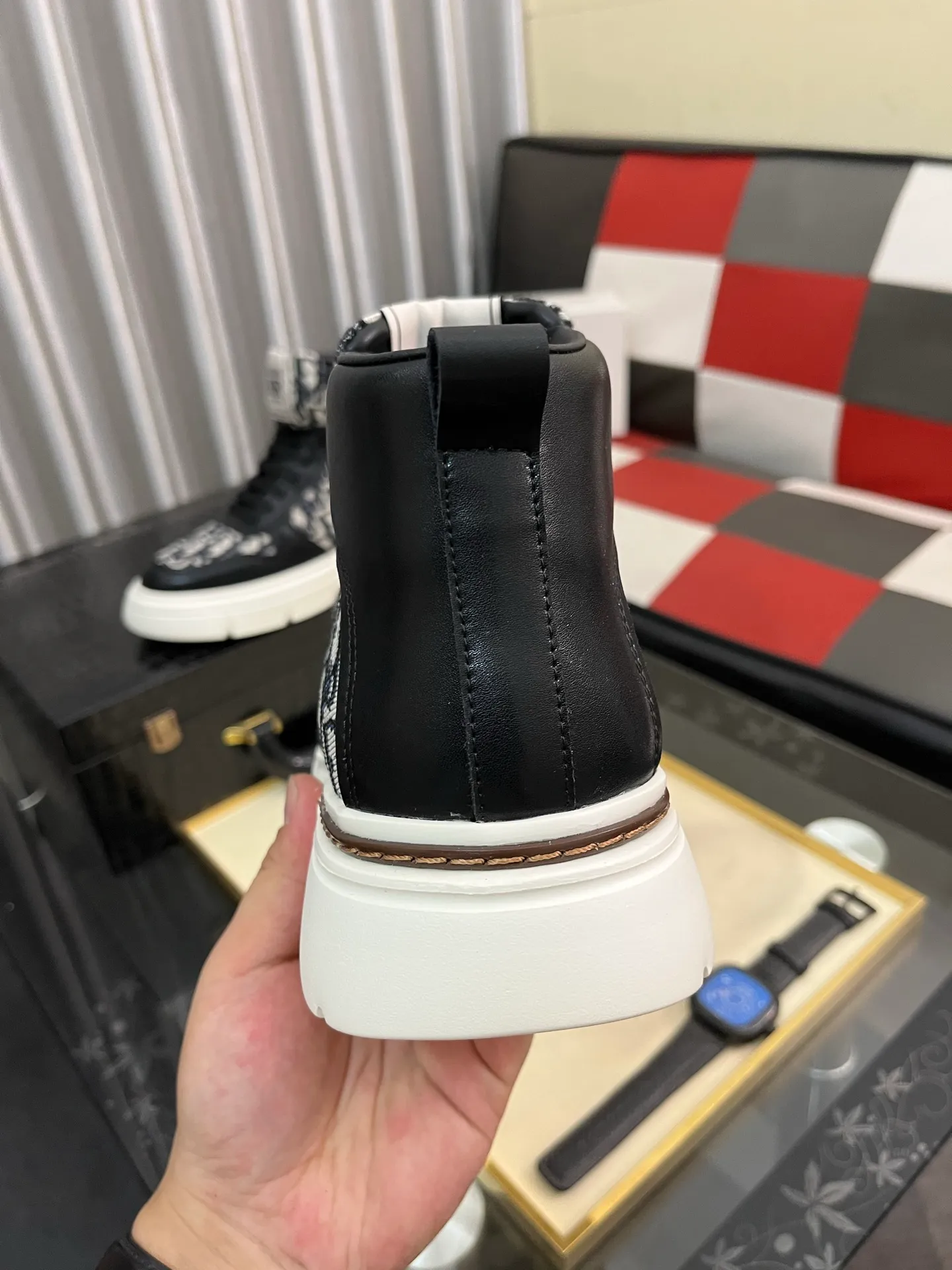 Men's shoes💰420⌚️⌚️[Dior] Dior's new men's genuine leather casual shoes, the highest version on the market, any comparison is welcome🆚! The original leather has excellent texture and is super high-end! Fetal sheep net lining imported from Italy, removable pad! Luxurious materials and fine workmanship, highly recommended! Code number: 38-442️⃣Colors available